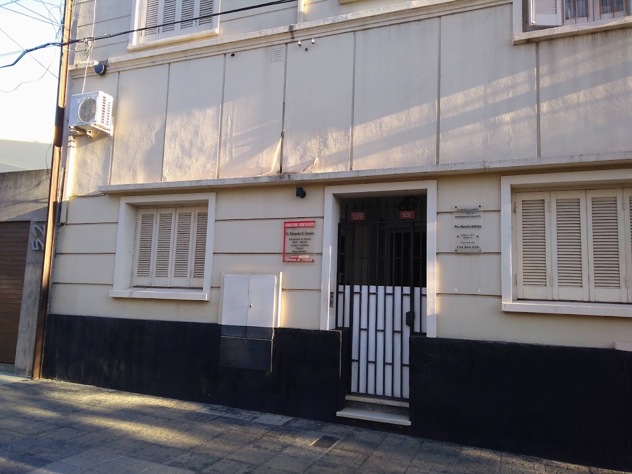 Fachada exterior del consultorio odontológico de Alejandro Grande en Paraná
