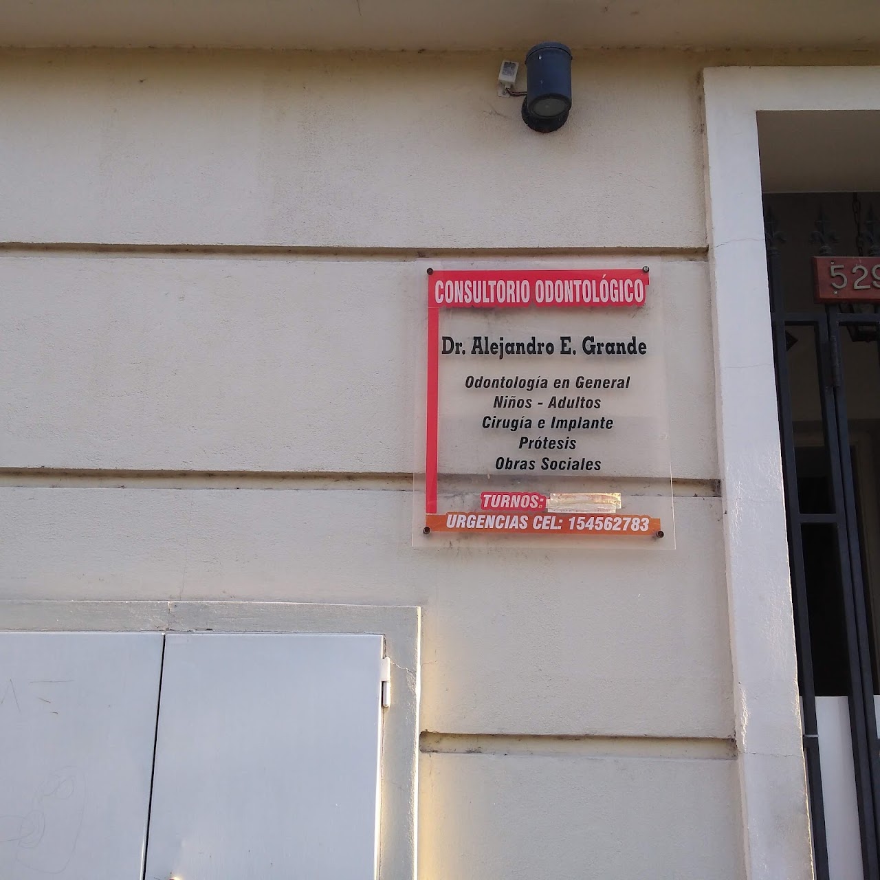 Cartel identificatorio del consultorio odontológico Dr. Alejandro Grande